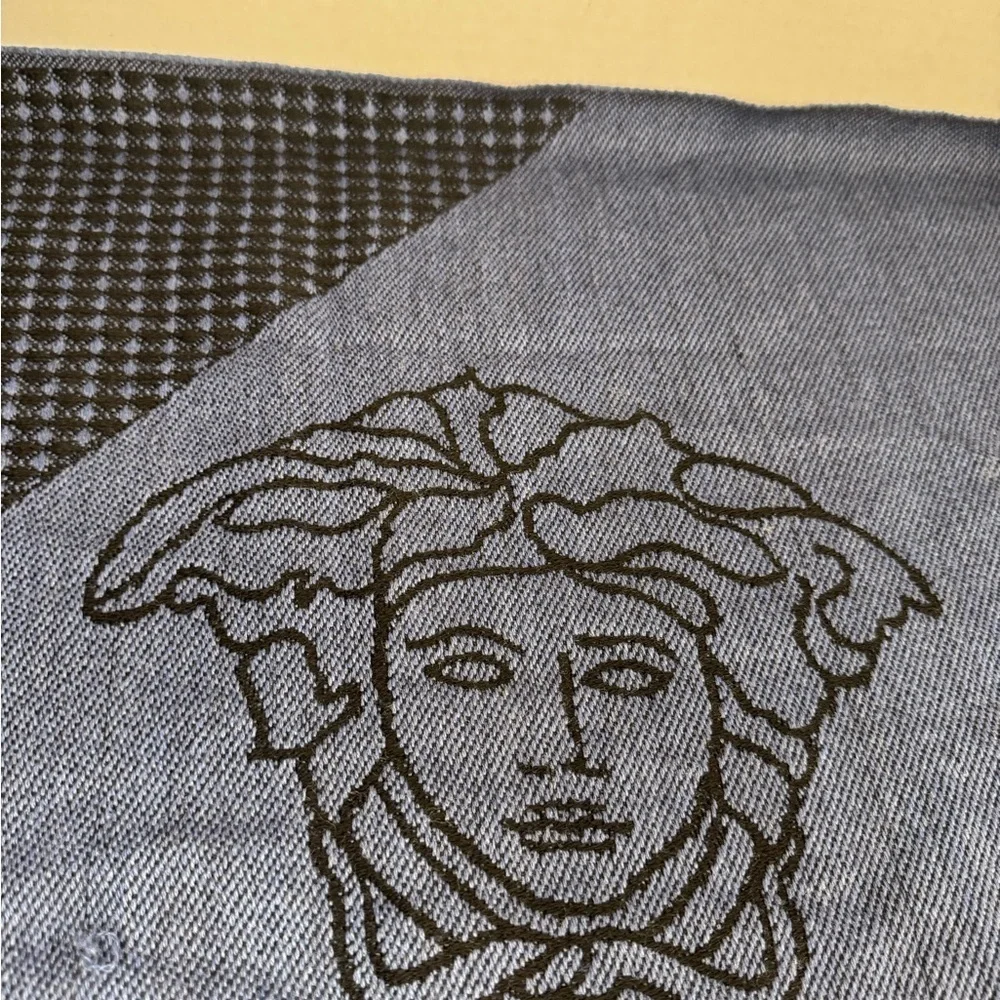 100% WOOL VERSACE  30X78 MEDUSA Black/Grey SCARF/SHAWL ITALY.
